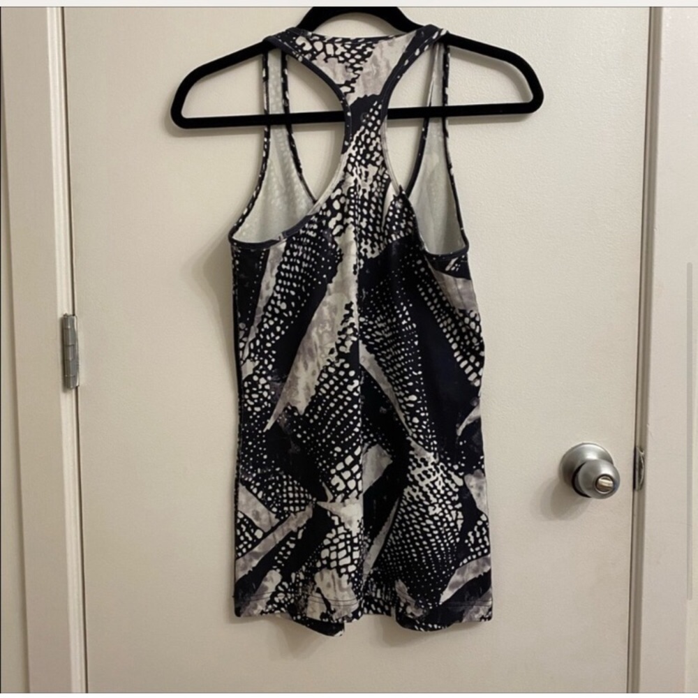 LULULEMON RACER BACK NULU TANK SZ 10 GREAT CONDITION BLACK AND WHITE PRINT - Picture 2 of 3